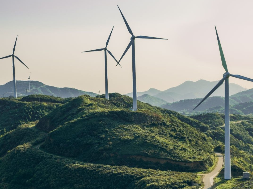Teaserbild: Windräder auf Hügeln