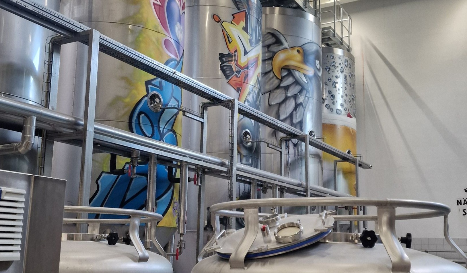 bunt bemalte Kessel in der Brauerei