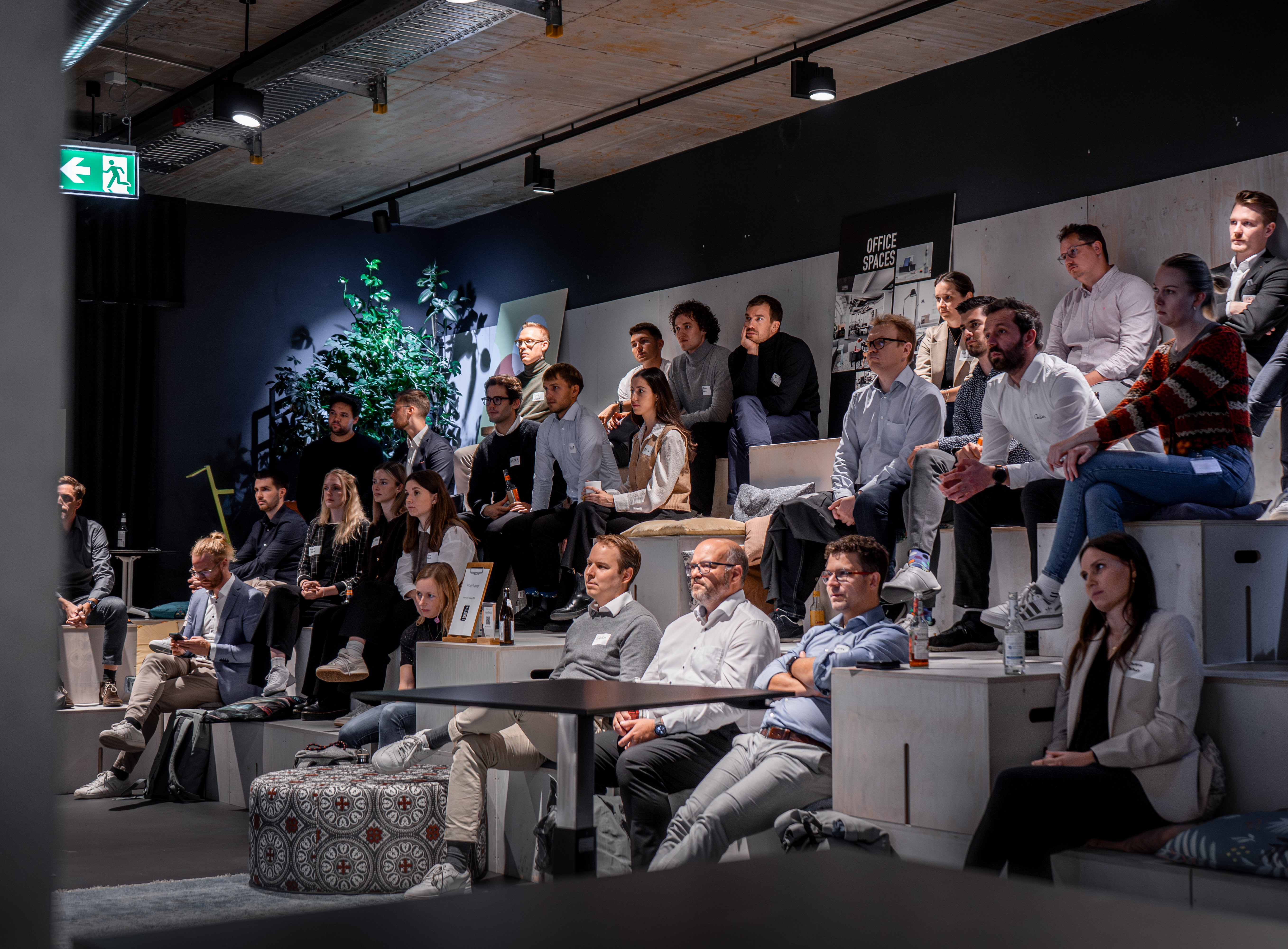 IE2S Mitarbeitende als Publikum beim Vortrag